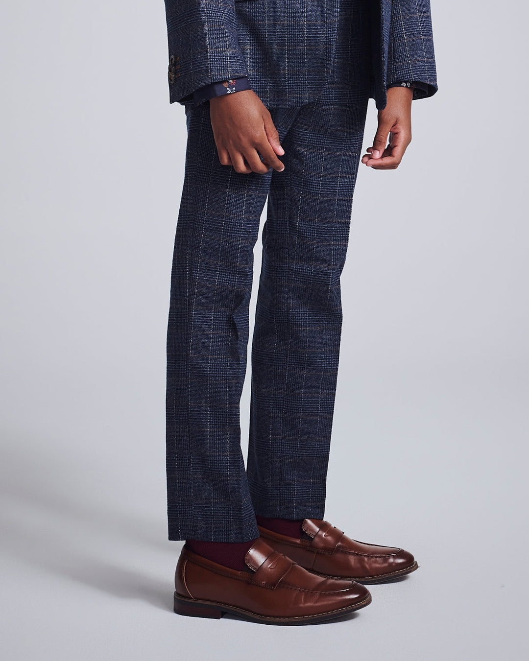 Stylish boys' dress pants in black, tailored for comfort and a modern look, perfect for any special moment.