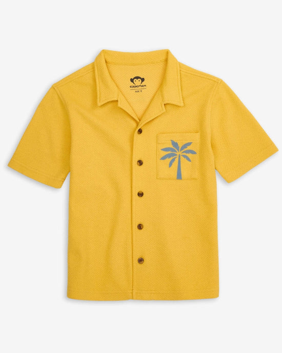 Sunny Smile/Palm Tree Resort Shirt in yellow with palm tree design on pocket, perfect for beach adventures.